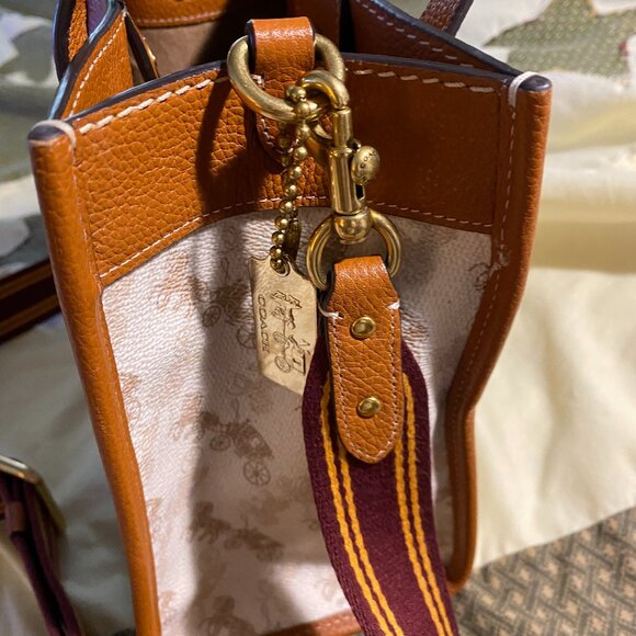Coach Field Tote 22 With Horse And Carriage Print And Carriage Badge ONE OWNER - Picture 5 of 7